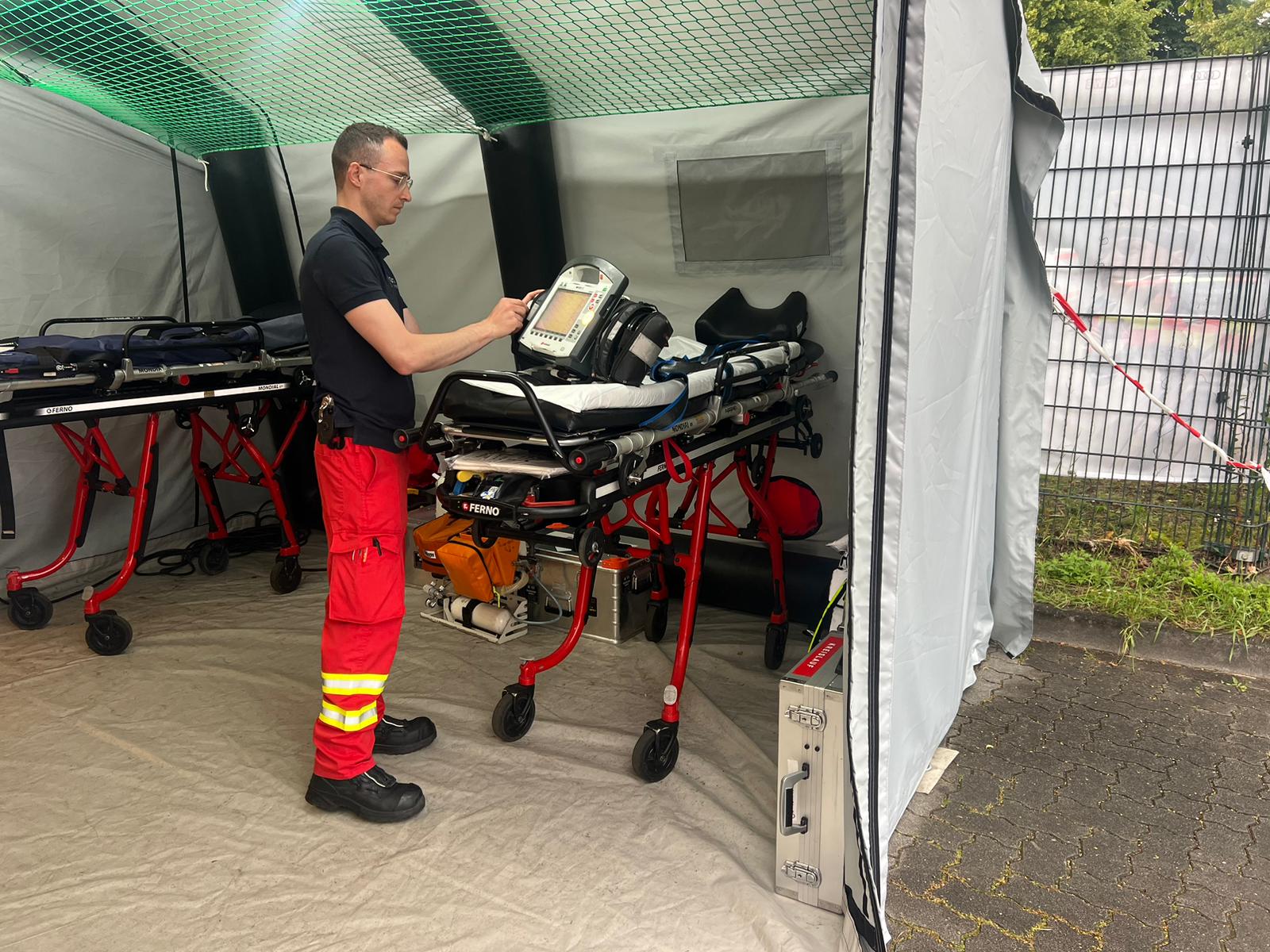 Du betrachtest gerade NDR – <br>Die Nordreportage<br> Kieler Woche – Großeinsatz für die Helfer – Unterwegs mit Sanitäts- und Ordnungsdienst