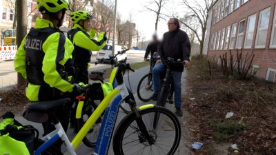 NDR – Die NordreportageEinsatz auf zwei Rädern – Mit der Fahrradpolizei auf Streife